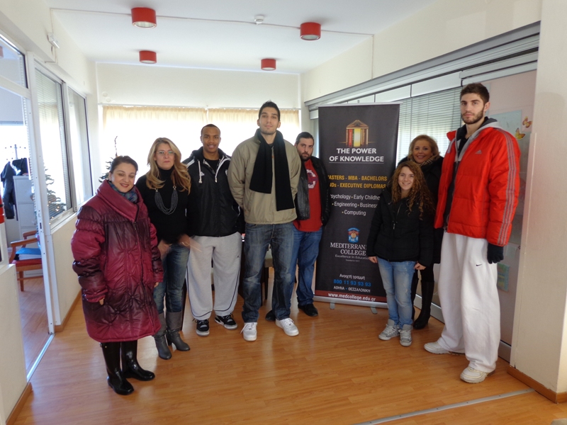 Οι αθλητές της ΚΑΕ ΠΑΟΚ δίπλα στους σπουδαστές του Mediterranean College Πρόσφεραν δώρα στο Ορφανοτροφείο Θηλέων Μέλισσα