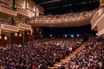 Λαμπρές Τελετές Αποφοίτησης από το Μητροπολιτικό Κολλέγιο Περισσότεροι από 800 απόφοιτοι πέταξαν τα καπέλα τους ψηλά σε Αθήνα και Θεσσαλονίκη