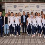 : κ. Παρασκευάς Μουρατίδης, Γενικός Διευθυντής Ομάδας «Πρωταθλητές Πεύκων» (Βόλεϊ Γυναικών), κ. Βαγγέλης Κουτσονίκας, Βοηθός Προπονητή, κ Στέλιος Ιωαννίδης, Γυμναστής Ομάδας, κ. Κώστας Παπαδόπουλος, Προπονητής Ομάδας «Πρωταθλητές Πεύκων» (Βόλεϊ Γυναικών), κ. Ιωάννης Παπαδόπουλος, Γενικός Διευθυντής του Κολεγίου «ΔΕΛΑΣΑΛ» : κ. Παρασκευάς Μουρατίδης, Γενικός Διευθυντής Ομάδας «Πρωταθλητές Πεύκων» (Βόλεϊ Γυναικών), κ. Βαγγέλης Κουτσονίκας, Βοηθός Προπονητή, κ Στέλιος Ιωαννίδης, Γυμναστής Ομάδας, κ. Κώστας Παπαδόπουλος, Προπονητής Ομάδας «Πρωταθλητές Πεύκων» (Βόλεϊ Γυναικών), κ. Ιωάννης Παπαδόπουλος, Γενικός Διευθυντής του Κολεγίου «ΔΕΛΑΣΑΛ»