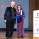Η σκηνοθέτης Μιχαέλα Αντωνίου δίνει το βραβείο στον Δ. Καταλειφό