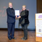 Ο σκηνοθέτης Πέτρος Ζούλιας δίνει το βραβείο στον Γρ. Βαλτινό