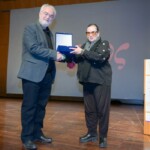 Ο καθηγητής Νίκος Φωτόπουλος δίνει το βραβείο στην Λ. Νικολακοπούλου