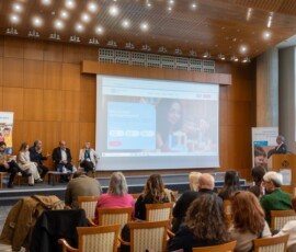 Στο βήμα Ευθύμιος Χατζηθεόκλητος - Αντιδήμαρχος Κοινωνικής Πολιτικής, Αλληλεγγύης και Πρόνοιας Δήμου Θεσσαλονίκης.
Καθήμενοι (από δεξιά) Καρμοίρη Ιωάννα - Κοινωνική Λειτουργός Κέντρου Στήριξης Παιδιού & Οικογένειας Παιδικών Χωριών SOS, Μπασδάρης Γιώργος – Κοινωνικός Λειτουργός / Παιδαγωγικός Σύμβουλος Παιδικών Χωριών SOS Βορείου Ελλάδος , Σιφνιός Στέργιος – Εμπειρογνώμονας Παιδικής Προστασίας, Τακίδου Έρη - Κοινωνική Λειτουργός Κέντρου Στήριξης Παιδιού & Οικογένειας Παιδικών Χωριών SOS, Δαϊτσης Ηρακλής - Κοινωνικός Λειτουργός Κέντρου Στήριξης Παιδιού & Οικογένειας Παιδικών Χωριών SOS. Στο βήμα Ευθύμιος Χατζηθεόκλητος - Αντιδήμαρχος Κοινωνικής Πολιτικής, Αλληλεγγύης και Πρόνοιας Δήμου Θεσσαλονίκης. Καθήμενοι (από δεξιά) Καρμοίρη Ιωάννα - Κοινωνική Λειτουργός Κέντρου Στήριξης Παιδιού & Οικογένειας Παιδικών Χωριών SOS, Μπασδάρης Γιώργος – Κοινωνικός Λειτουργός / Παιδαγωγικός Σύμβουλος Παιδικών Χωριών SOS Βορείου Ελλάδος , Σιφνιός Στέργιος – Εμπειρογνώμονας Παιδικής Προστασίας, Τακίδου Έρη - Κοινωνική Λειτουργός Κέντρου Στήριξης Παιδιού & Οικογένειας Παιδικών Χωριών SOS, Δαϊτσης Ηρακλής - Κοινωνικός Λειτουργός Κέντρου Στήριξης Παιδιού & Οικογένειας Παιδικών Χωριών SOS.