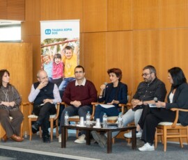 Από δεξιά προς τα αριστερά: Μαρία Σαμολαδά - Δημοσιογράφος, Σάββας Μεταξάς - Κοινωνιολόγος προγράμματος ΥES-πρωτοβουλία για την Ψυχική υγεία,Όλγα Θέμελη – Καθηγήτρια Εγκληματολογικής Ψυχολογίας Πανεπιστημίου Κρήτης/Εμπειρογνώμονας Παιδικής Προστασίας, Μαρίνος Γιάννης - Co-owner & Community Manager Infinity Greece, Πάνος Χριστοδούλου – Γενικός Διευθυντής Δικτύου για τα Δικαιώματα του Παιδιού, Κατερίνα Νομίδου - Πρόεδρος ΠΟΣΟΨΥ Από δεξιά προς τα αριστερά: Μαρία Σαμολαδά - Δημοσιογράφος, Σάββας Μεταξάς - Κοινωνιολόγος προγράμματος ΥES-πρωτοβουλία για την Ψυχική υγεία,Όλγα Θέμελη – Καθηγήτρια Εγκληματολογικής Ψυχολογίας Πανεπιστημίου Κρήτης/Εμπειρογνώμονας Παιδικής Προστασίας, Μαρίνος Γιάννης - Co-owner & Community Manager Infinity Greece, Πάνος Χριστοδούλου – Γενικός Διευθυντής Δικτύου για τα Δικαιώματα του Παιδιού, Κατερίνα Νομίδου - Πρόεδρος ΠΟΣΟΨΥ